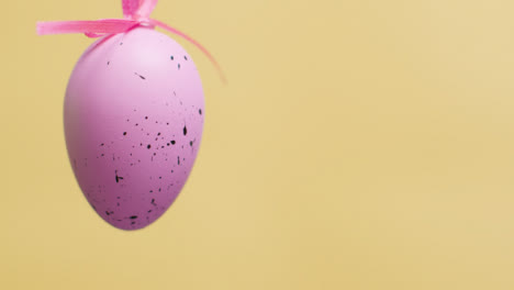 Tiro-De-Seguimiento-De-Coloridos-Huevos-De-Pascua