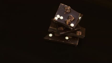 Tiro-De-ángulo-Alto-De-Trozos-Giratorios-De-Chocolate