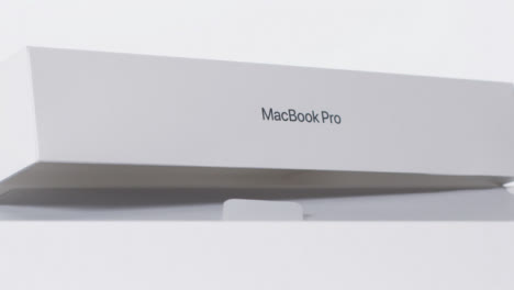 Gleitaufnahme-Des-Brandneuen-MacBook-Pro-M1-04