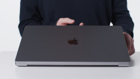 Primer-Plano-De-La-Persona-Que-Abre-Una-Nueva-Macbook-Pro-M1