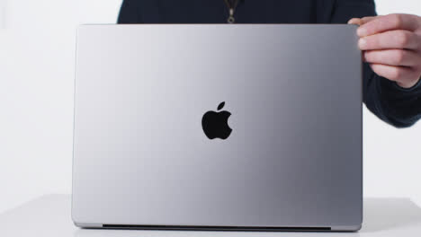 Nahaufnahme-Einer-Person,-Die-Ein-Brandneues-Macbook-Pro-M1-öffnet