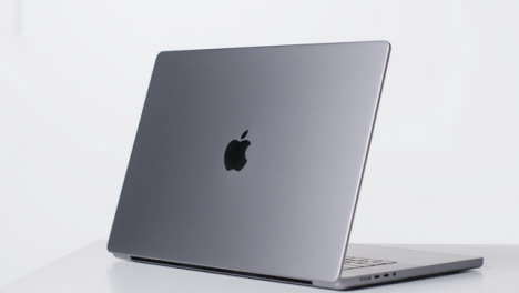 Apple-Macbook-Pro-M1-01