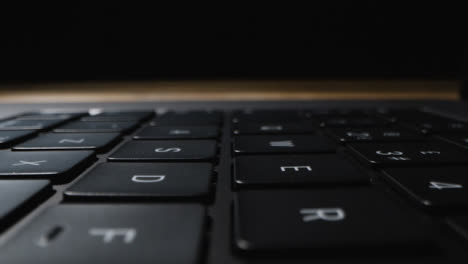 Tracking-Shot-of-Brand-New-Apple-MacBook-Pro-M1-Keyboard-02