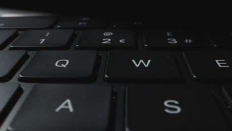 Tracking-Shot-of-Brand-New-Apple-MacBook-Pro-M1-Keyboard-05