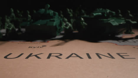 Tiro-De-Seguimiento-De-Soldados-De-Juguete-En-El-Mapa-De-Ucrania-05