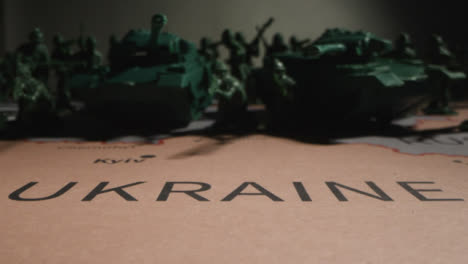 Tiro-De-Seguimiento-De-Soldados-De-Juguete-En-El-Mapa-De-Ucrania-Con-Luces-Intermitentes