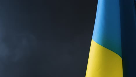 Nahaufnahme-Der-Ukrainischen-Flagge-Admist-Dunst