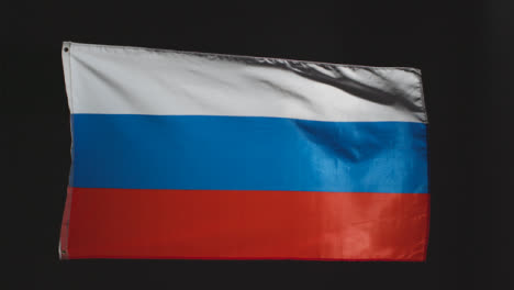 Weitwinkelaufnahme-Der-Fliegenden-Russischen-Flagge-01