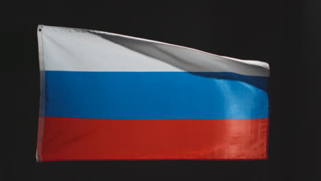 Weitwinkelaufnahme-Einer-Wehenden-Russischen-Flagge-02