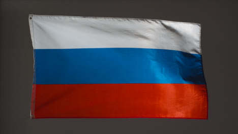 Weitwinkelaufnahme-Einer-Wehenden-Russischen-Flagge-03