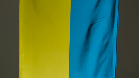 Tracking-Shot-of-a-Hanging-Ukrainian-Flag-01