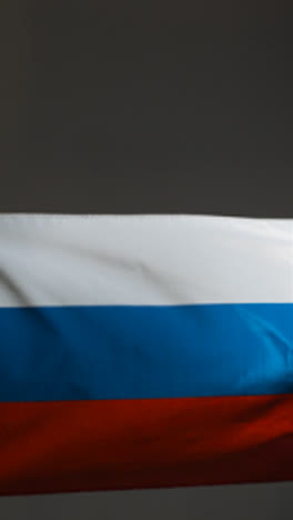 Vertikale-Kamerafahrt-Der-Russischen-Flagge