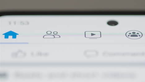 Primer-Plano-De-Desplazamiento-En-Facebook-En-Un-Teléfono