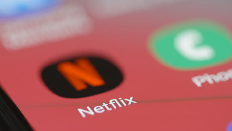 Extreme-Nahaufnahme-Der-Kamerafahrt-Des-Netflix-App-Symbols-Auf-Dem-Telefon