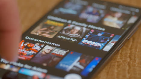 Kamerafahrt-Von-Apps-Und-Öffnen-Von-Netflix-Am-Telefon