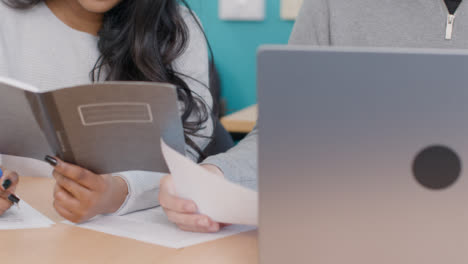 Primer-Plano-De-La-Mano-De-Los-Estudiantes-Durante-Una-Clase-03