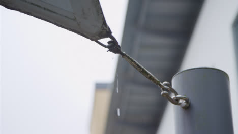 Low-Angle-Shot-Von-Regenwasser,-Das-Aus-Cannopy-Strömt