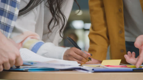 Nahaufnahme-Von-Studenten,-Die-Gemeinsam-Am-Gruppenprojekt-07-Arbeiten