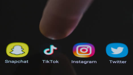 Primer-Plano-De-Un-Dedo-Tocando-Tiktok-En-La-Pantalla-De-Un-Teléfono-Inteligente