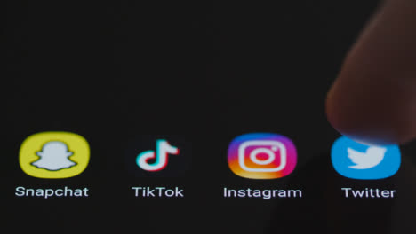 Primer-Plano-De-Un-Dedo-Tocando-Twitter-En-La-Pantalla-De-Un-Smartphone
