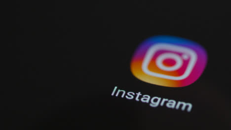 Primer-Plano-De-Un-Dedo-Tocando-La-Aplicación-De-Instagram-En-La-Pantalla-Del-Teléfono-Inteligente