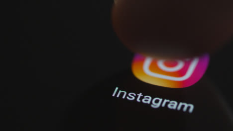 Nahaufnahme-Einer-Instagram-App,-Die-Mit-Dem-Finger-Auf-Einen-Smartphone-Bildschirm-Tippt
