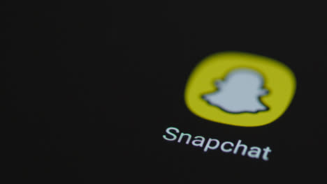 Nahaufnahme-Eines-Fingers,-Der-Snapchat-Auf-Dem-Smartphone-Bildschirm-Antippt