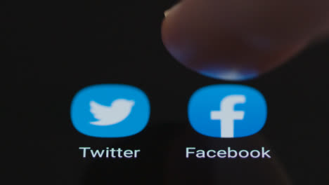Nahaufnahme-Eines-Fingertipps-Auf-Die-Facebook-App-Auf-Einem-Smartphone-Bildschirm