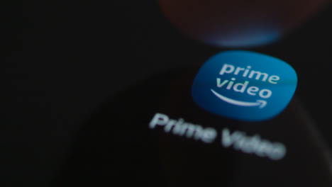 Nahaufnahme-Eines-Fingers,-Der-Auf-Amazon-Prime-Video-Auf-Einem-Smartphone-Bildschirm-Tippt