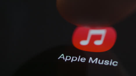 Nahaufnahme-Eines-Fingertippens-Auf-Apple-Musik-Auf-Dem-Smartphone-Bildschirm