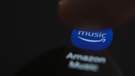 Nahaufnahme-Eines-Fingers,-Der-Auf-Amazon-Music-Auf-Einem-Smartphone-Bildschirm-Tippt