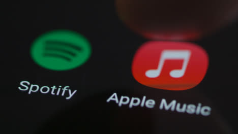 Nahaufnahme-Von-Fingertippen-Auf-Apple-Musik-Auf-Dem-Smartphone-Bildschirm