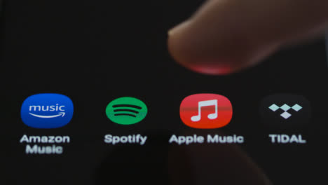 Nahaufnahme-Von-Fingertippen-Auf-Apple-Musik-Auf-Einem-Smartphone-Bildschirm