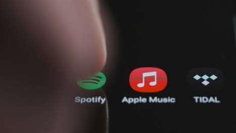 Primer-Plano-De-Un-Dedo-Tocando-La-Música-De-Spotify-En-La-Pantalla-Táctil-De-Un-Teléfono-Inteligente