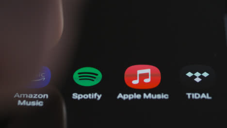 Nahaufnahme-Von-Fingertippen-Auf-Spotify-Musik-Auf-Einem-Smartphone-Touchscreen