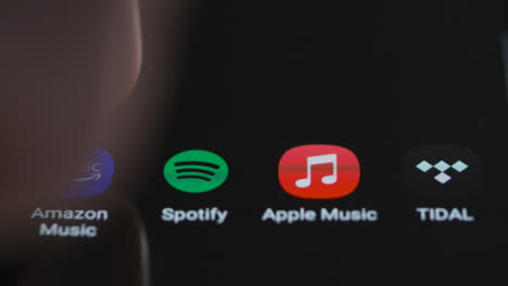 Primer-Plano-De-Un-Dedo-Tocando-La-Música-De-Spotify-En-La-Pantalla-Táctil-De-Un-Teléfono-Inteligente