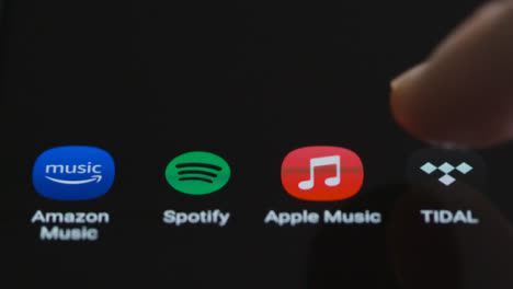 Nahaufnahme-Von-Fingertippen-Auf-Gezeitenmusik-Auf-Einem-Smartphone-Touchscreen