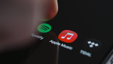 Nahaufnahme-Eines-Fingertipps-Auf-Spotify-Musik-Auf-Einem-Smartphone-Touchscreen