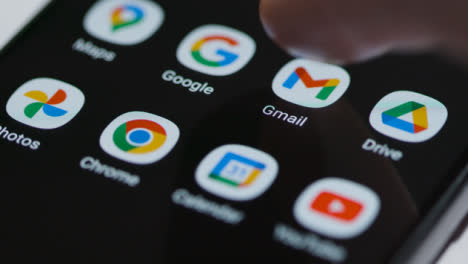 Nahaufnahme-Eines-Fingers,-Der-Auf-Die-Google-Mail-App-Auf-Einem-Smartphone-Tippt