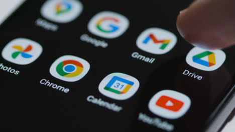 Nahaufnahme-Eines-Fingers,-Der-Auf-Die-Google-Drive-App-Auf-Einem-Smartphone-Tippt