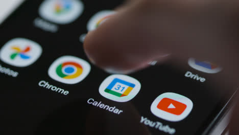 Primer-Plano-De-Un-Dedo-Tocando-La-Aplicación-De-Calendario-De-Google-En-Un-Teléfono-Inteligente