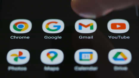 Nahaufnahme-Eines-Fingertipps-Auf-Die-Google-Mail-App-Auf-Einem-Smartphone