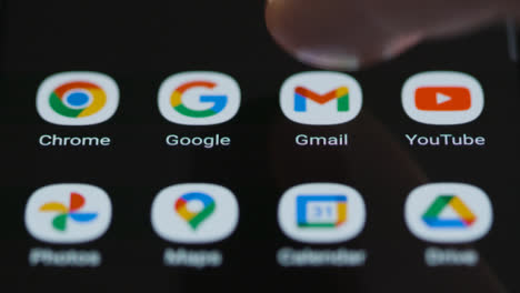 Primer-Plano-De-Un-Dedo-Tocando-La-Aplicación-De-Correo-De-Google-En-Un-Teléfono-Inteligente