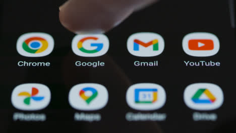 Nahaufnahme-Des-Fingertippens-Auf-Die-Google-Such-App-Auf-Einem-Smartphone