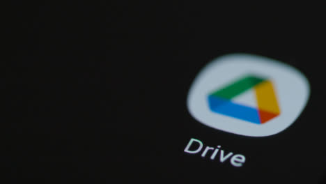 Nahaufnahme-Eines-Fingers,-Der-Auf-Die-Google-Drive-App-Auf-Einem-Smartphone-Tippt