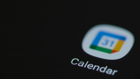 Nahaufnahme-Eines-Fingers,-Der-Auf-Die-Google-Kalender-App-Auf-Einem-Smartphone-Tippt