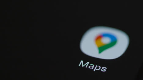 Nahaufnahme-Eines-Fingers,-Der-Auf-Die-Google-Maps-App-Auf-Einem-Smartphone-Tippt