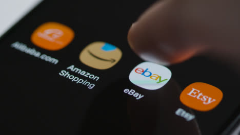 Nahaufnahme-Eines-Fingers,-Der-Auf-Die-EBay-App-Auf-Dem-Smartphone-Tippt