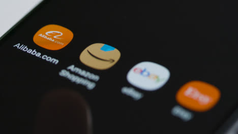 Nahaufnahme-Eines-Fingers,-Der-Auf-Die-Alibaba-Shopping-App-Auf-Dem-Smartphone-Tippt