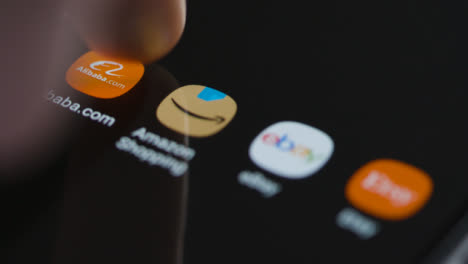 Nahaufnahme-Eines-Fingers,-Der-Auf-Einem-Smartphone-Auf-Die-Alibaba-Shopping-App-Tippt